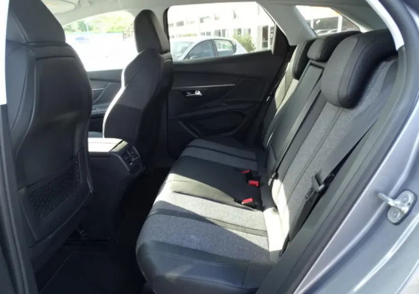 Vue intérieure côté droit des sièges arrière du Peugeot 3008 gris Artense, tissu et cuir, avec ceinture de sécurité visible.