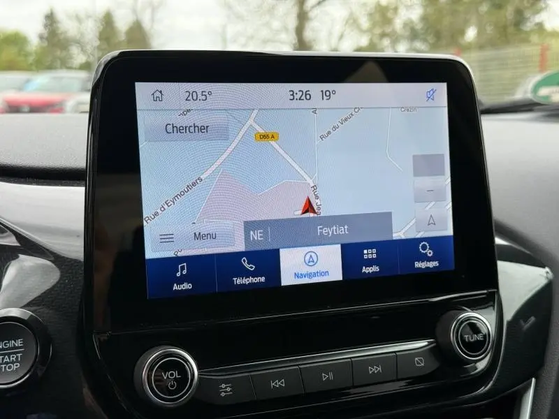 Écran tactile central du Ford Puma 2024 montrant la navigation, avec commandes audio et climatisation en dessous.