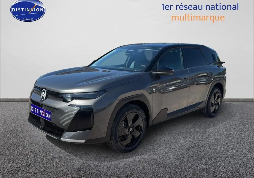Vue 3/4 avant droite du Citroën C5 Aircross gris platinium avec toit noir et jantes alliage 19 pouces.
