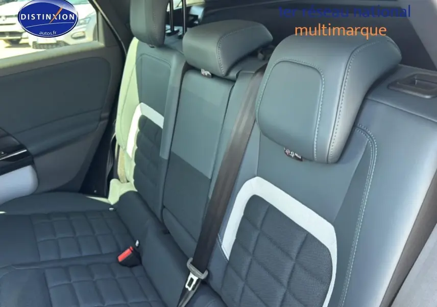 Vue intérieure de la banquette arrière en tissu gris et noir du Citroën C5 Aircross, avec appuie-têtes et ceinture de sécurité.
