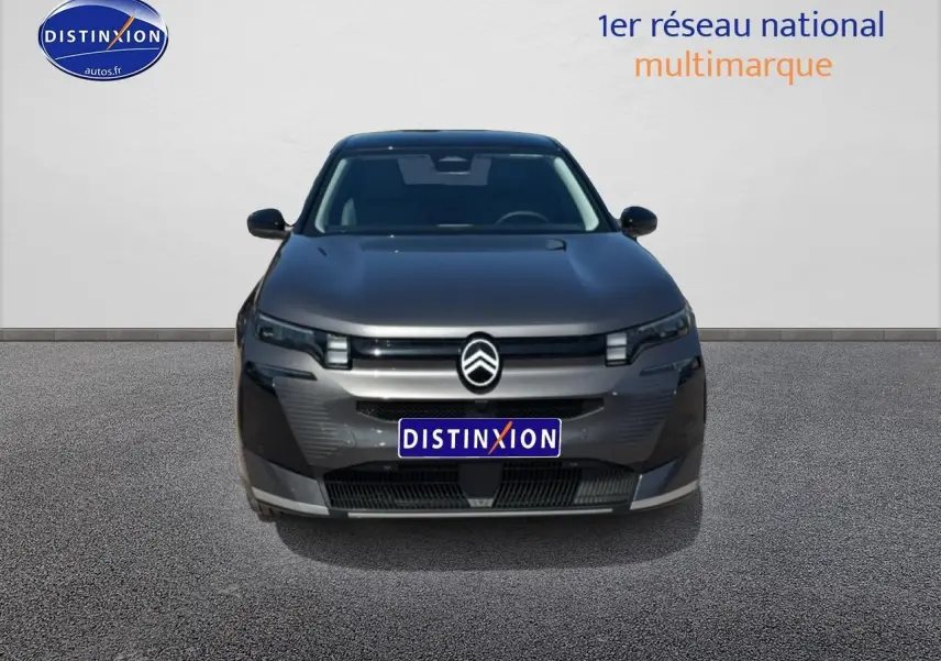 Vue frontale d'un Citroën C5 Aircross gris platinium avec toit noir et logo distinctif au centre de la calandre.