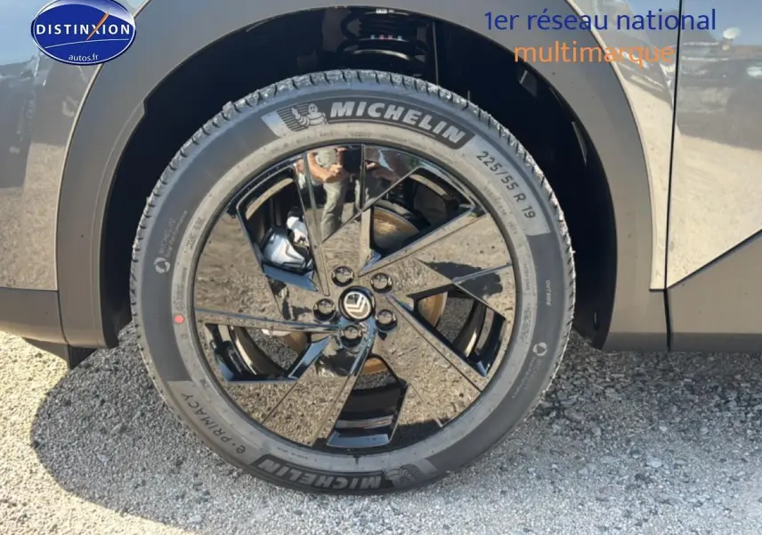 Gros plan sur la roue avant gauche du Citroën C5 Aircross gris platinium avec jante alliage noire brillante 19 pouces.