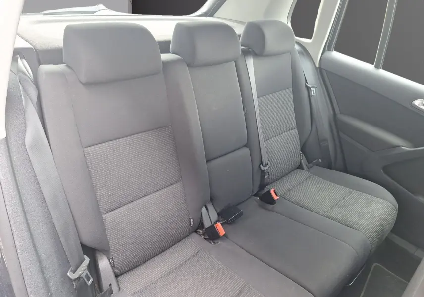 Vue intérieure des sièges arrière gris du Volkswagen Tiguan 2014, côté droit avec ceintures et appuie-têtes visibles.