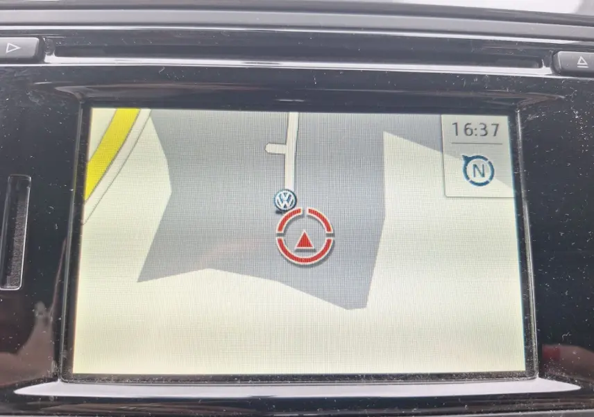 Écran GPS intégré du Volkswagen Tiguan 1.4 TSI 2014 montrant la navigation avec interface claire et logo VW.