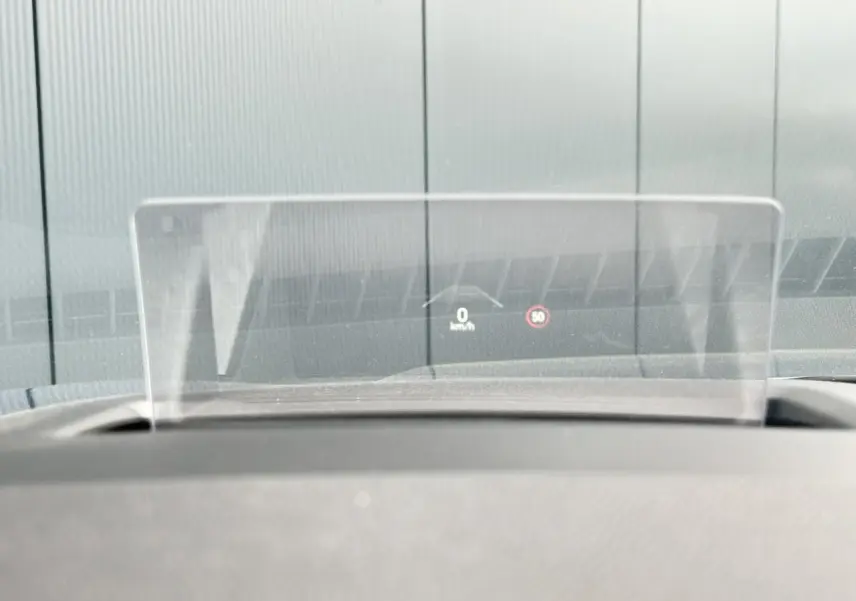 Affichage tête haute transparent du Ford Kuga bleu azur, vue rapprochée du tableau de bord intérieur.