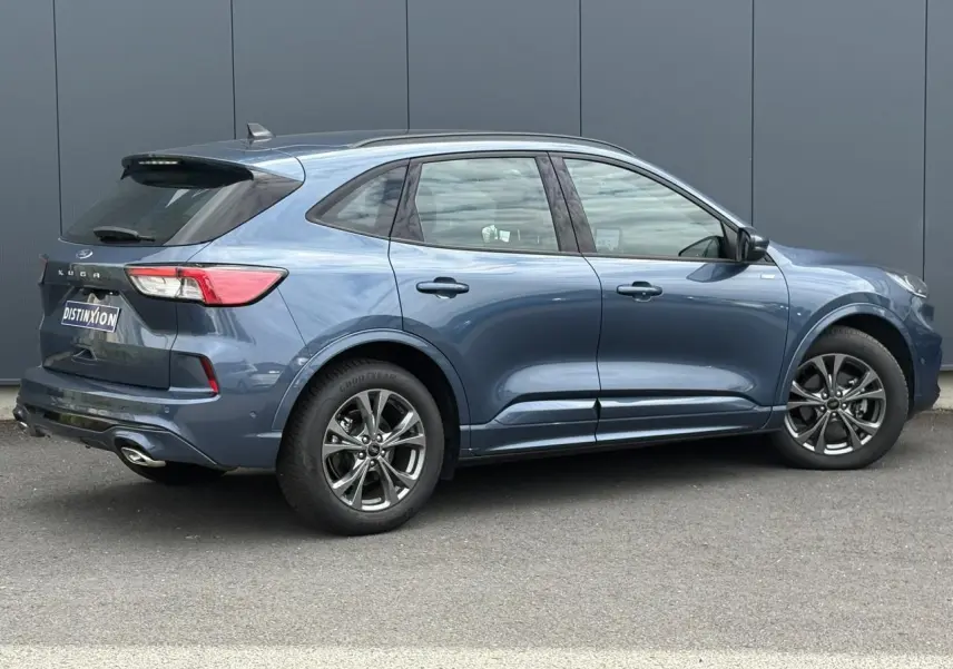 Vue latérale droite du Ford Kuga 2.0 EcoBlue bleu azur avec jantes alliage 18 pouces et double sortie d’échappement ST-Line.
