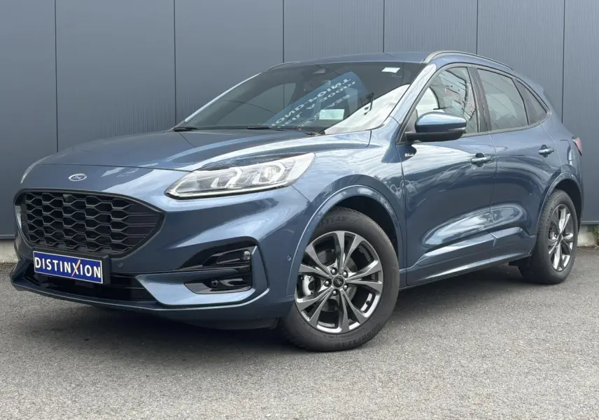 Ford Kuga 2.0 EcoBlue 120 BVA ST-Line bleu azur en 3/4 avant avec jantes alliage 18 pouces et calandre noire.