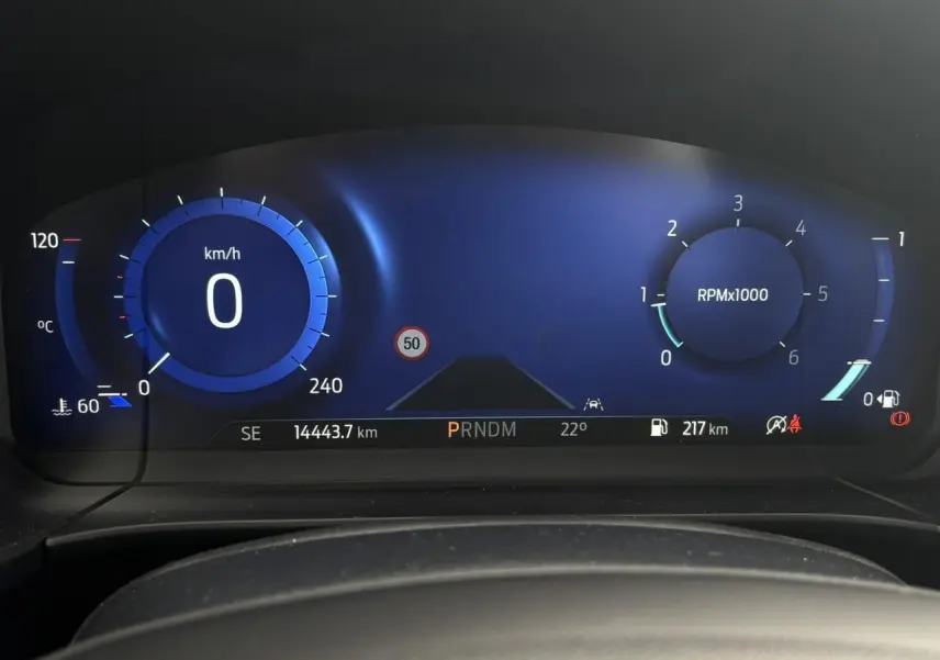Combiné d'instrumentation numérique bleu affichant vitesse, régime moteur et informations de conduite du Ford Kuga 2023.