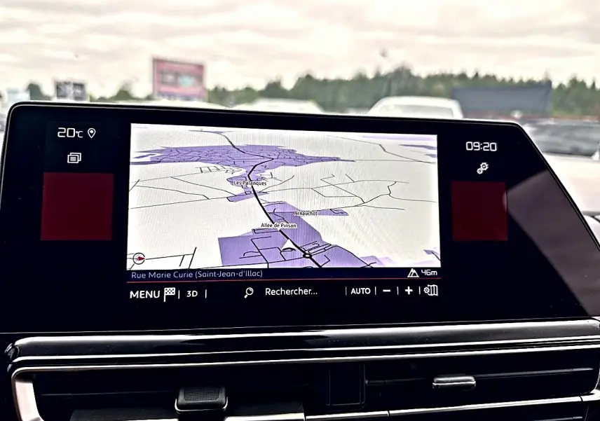 Écran tactile multifonction du tableau de bord du Citroën C5 Aircross gris platinium, affichant la navigation GPS.