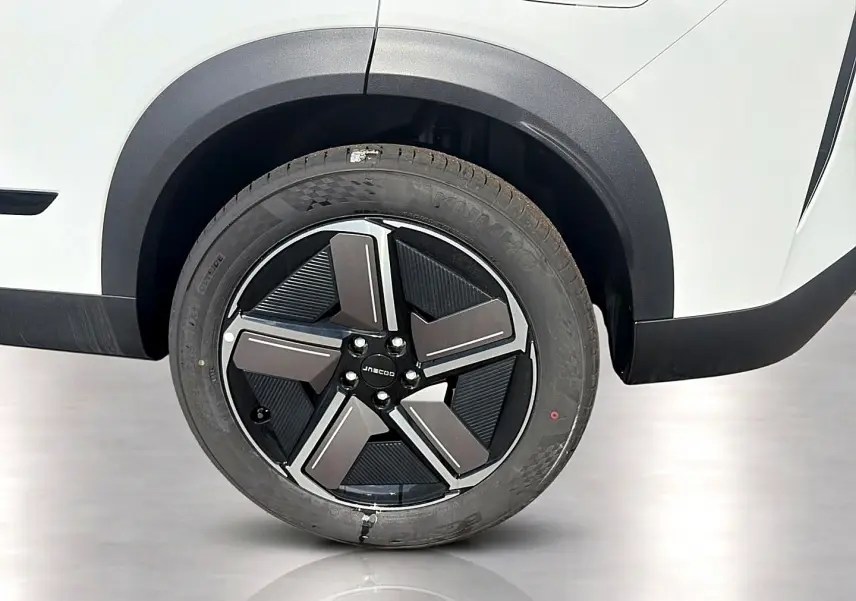 Gros plan sur la roue arrière droite blanche kaki du JAECOO J7 avec jante alu noire et grise au design moderne.