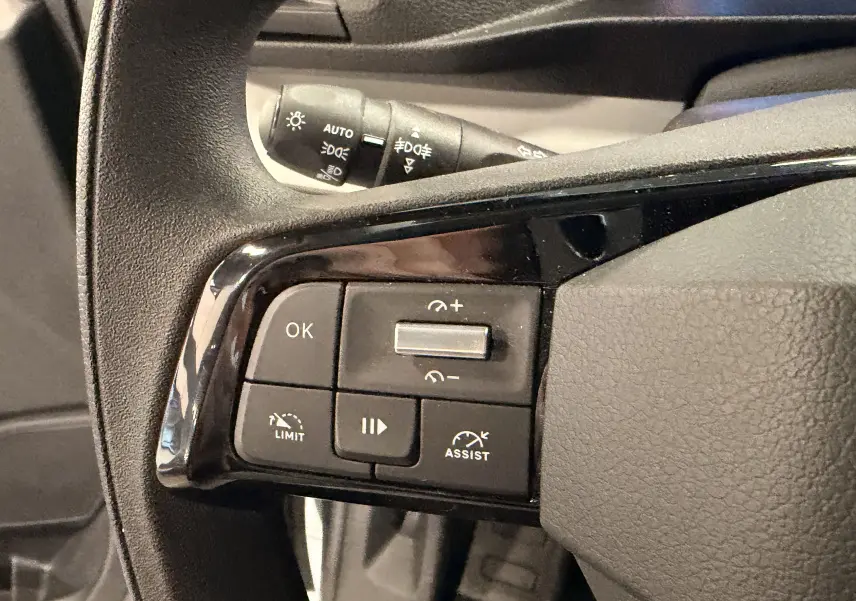 Gros plan sur les commandes du volant noir du Citroën Jumpy Cabine Approfondie 2025, boutons de régulateur et assistant.