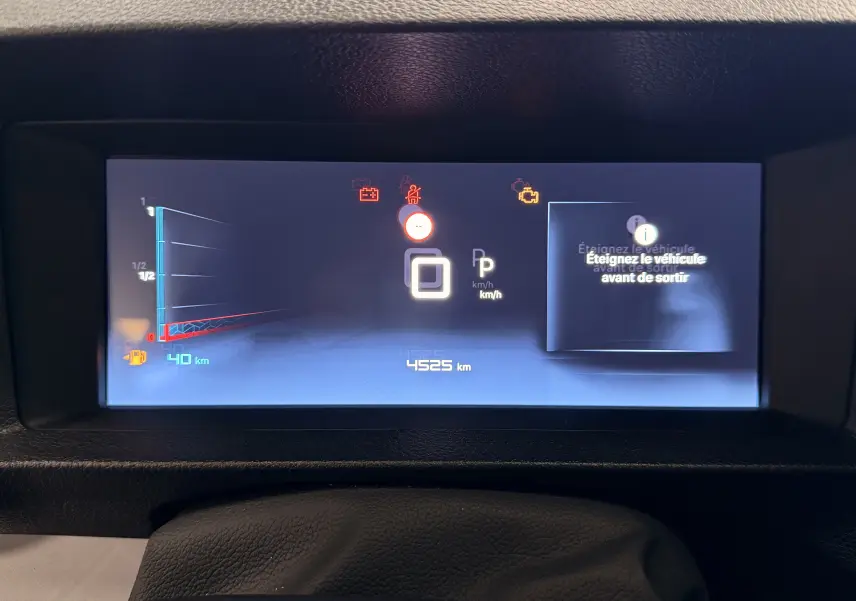 Affichage numérique du tableau de bord du Citroën Jumpy cabine approfondie gris, montrant 4525 km et alertes moteur.