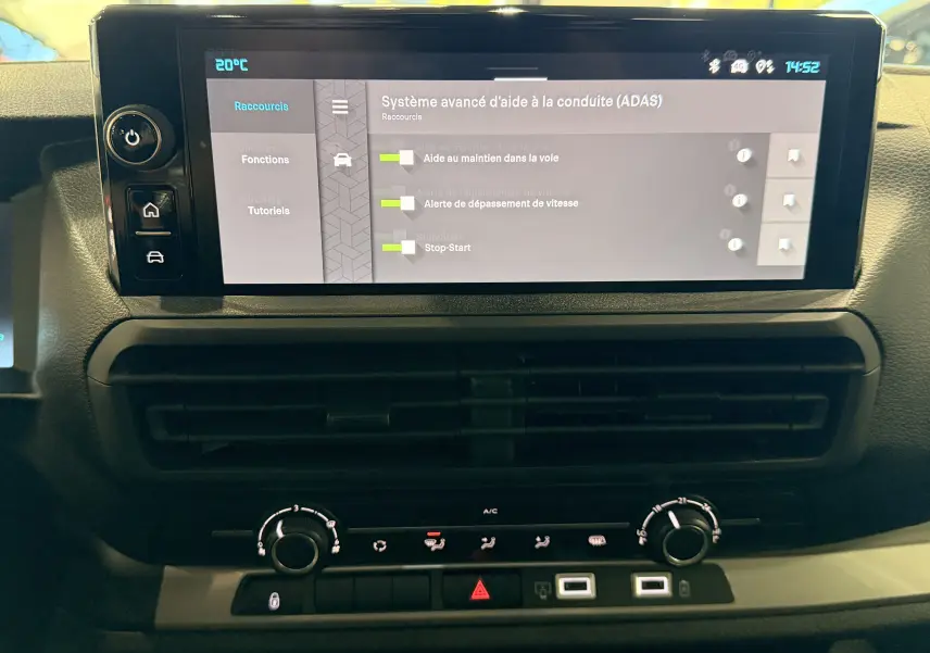 Vue rapprochée de l'écran tactile central du Citroën Jumpy cabine approfondie 2025, affichant les aides à la conduite.