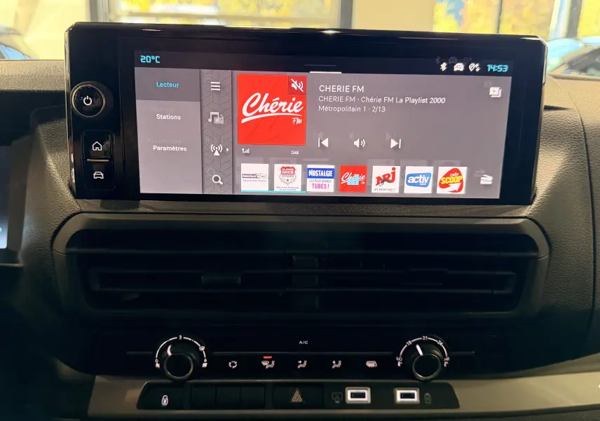 Écran tactile central du tableau de bord du Citroën Jumpy Cabine Approfondie 2025, affichant la radio Chérie FM.