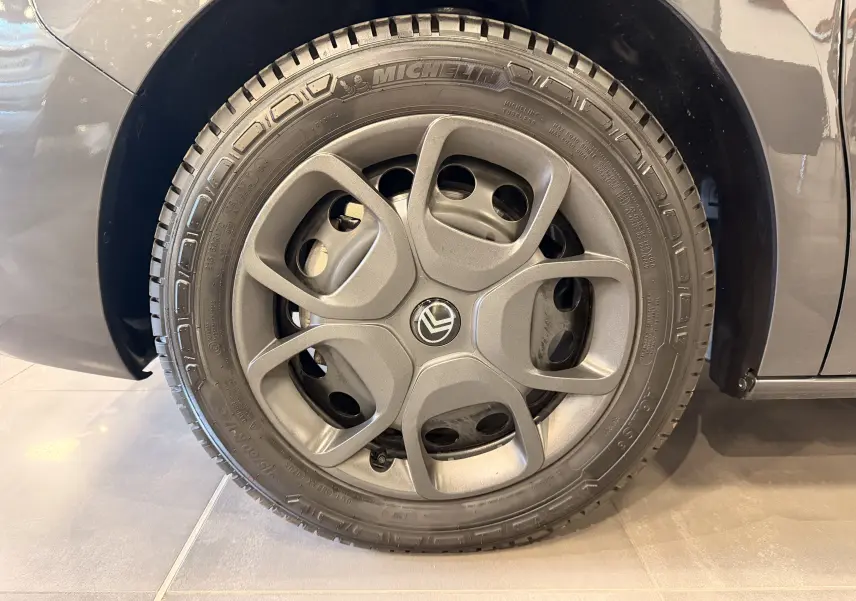 Gros plan sur la roue avant droite gris titanium d'un Citroën Jumpy Cabine Approfondie 2025 avec jante spécifique et pneu Michelin.