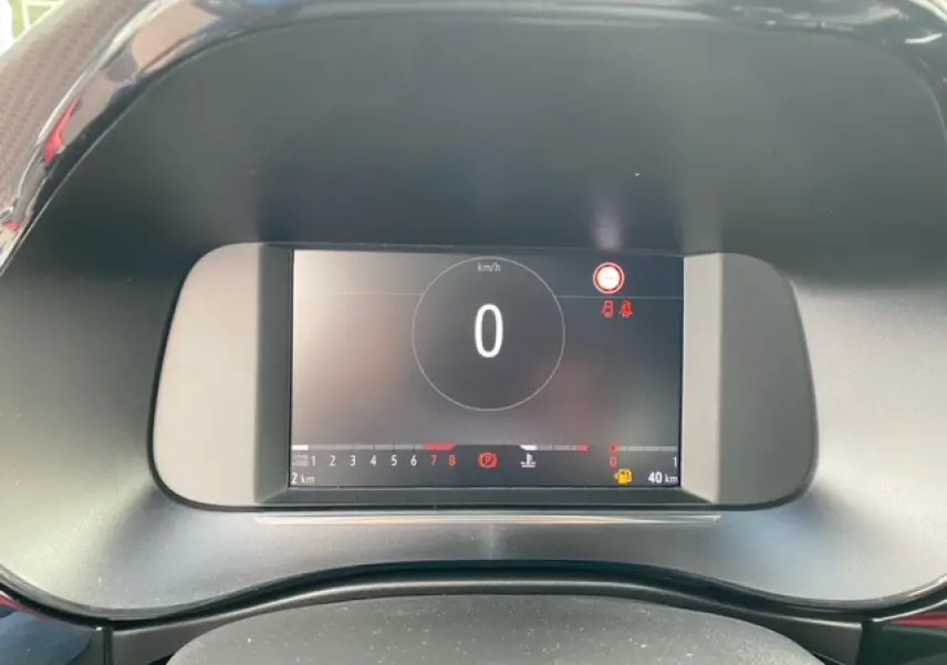 Affichage numérique du tableau de bord de l'Opel Corsa 2022, vitesse à zéro, avec indicateurs et jauges visibles.