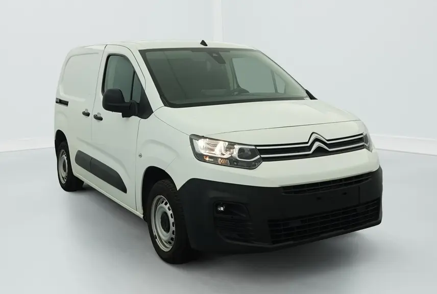 Fourgon Citroën Berlingo blanc Banquise vu en 3/4 avant droit avec jantes tôles grises et projecteurs allumés.