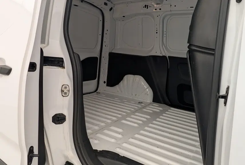 Vue intérieure de la zone de chargement du Citroën Berlingo Fourgon blanc banquise avec porte latérale coulissante droite ouverte.