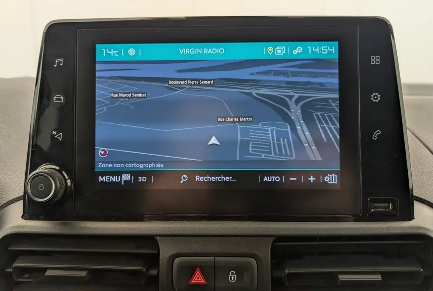 Écran tactile 8 pouces du système CITROEN Connect Nav affichant la navigation dans le Berlingo Van blanc Banquise 2020.