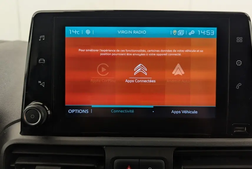 Écran tactile central du Citroën Berlingo Van blanc, affichant les options de connectivité et apps connectées.