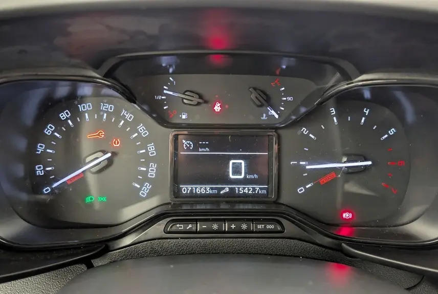 Vue rapprochée du tableau de bord du Citroën Berlingo Van blanc, affichant compteur, jauges et témoins lumineux actifs.