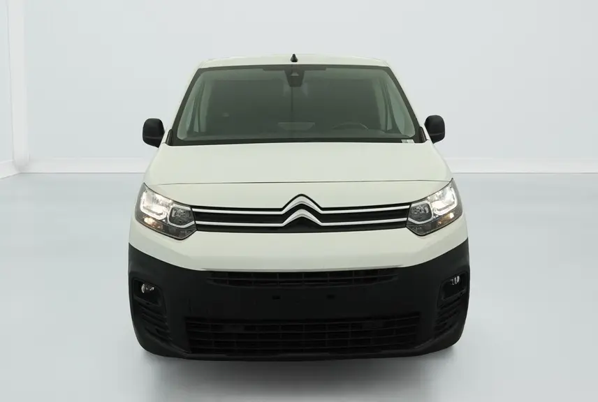 Vue frontale du Citroën Berlingo Van M 650 BlueHDi 100 blanc Banquise avec pare-chocs noir et projecteurs allumés.