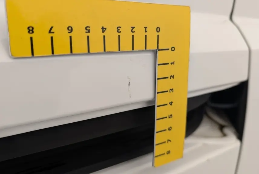 Gros plan sur une rayure sur la carrosserie blanche banquise du côté gauche du Citroën Berlingo Fourgon 2020.