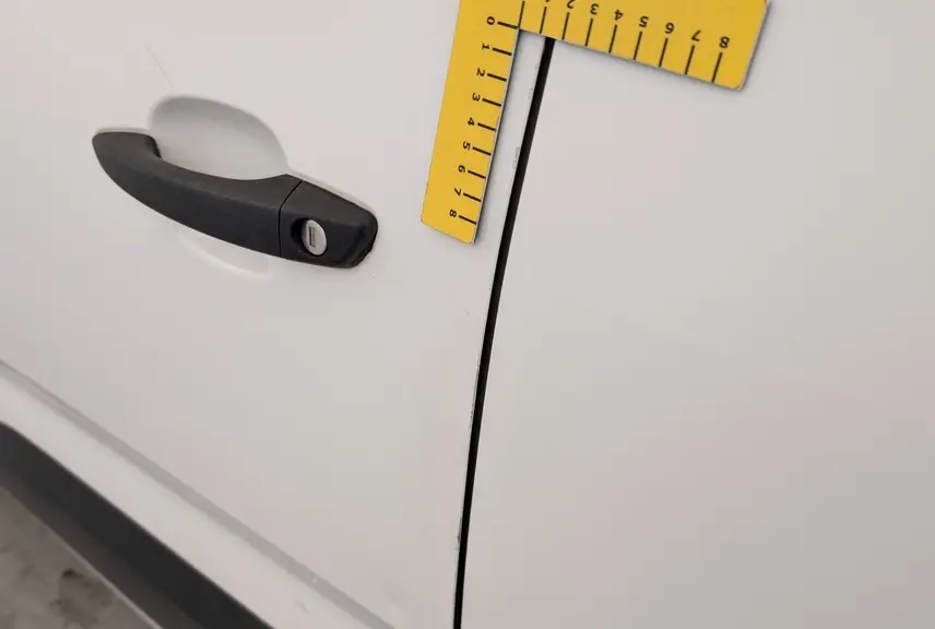 Gros plan sur la poignée de porte noire côté droit du Citroën Berlingo Fourgon blanc Banquise 2020.