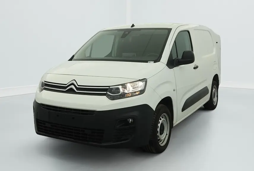 Citroën Berlingo Van blanc banquise vu de 3/4 avant droit avec projecteurs allumés et jantes tôles grises.