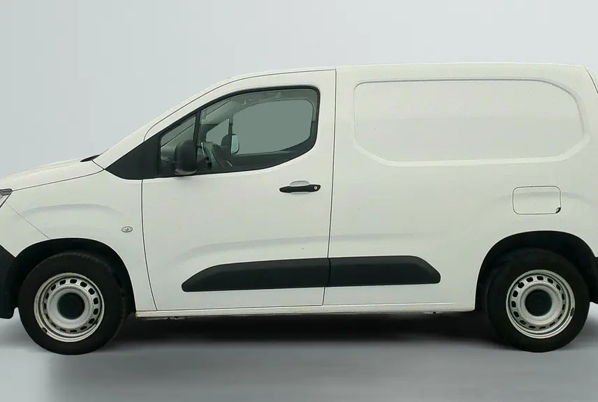 Profil côté gauche du Citroën Berlingo Fourgon blanc Banquise avec jantes tôles grises et porte latérale coulissante tôlée.