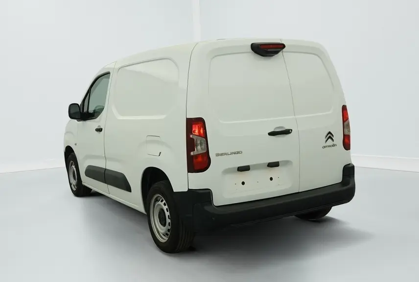 Vue 3/4 arrière droite du Citroën Berlingo Van blanc banquise avec portes battantes et jantes tôle grises.