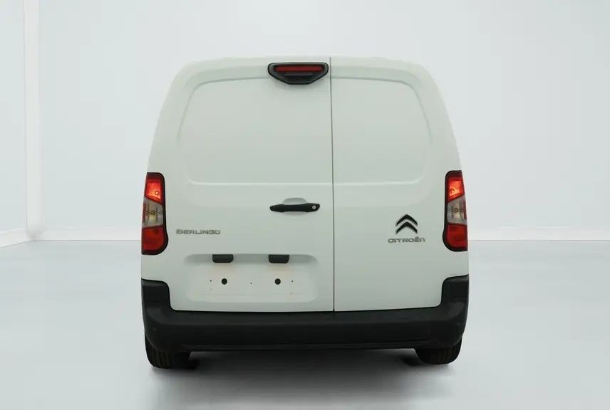 Vue arrière du Citroën Berlingo Fourgon blanc banquise avec portes battantes et feux arrière allumés.