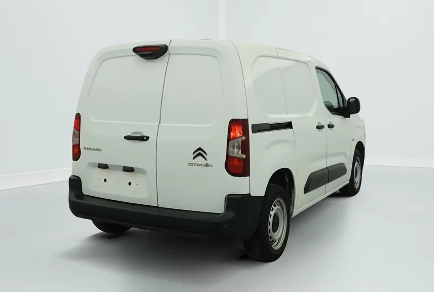 Vue 3/4 arrière droite d'un Citroën Berlingo Fourgon blanc Banquise avec portes arrière battantes et jantes tôles grises.