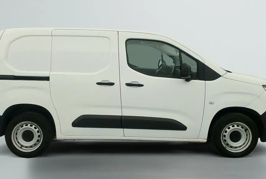 Profil côté droit du Citroën Berlingo Van blanc banquise avec porte latérale coulissante et jantes tôles grises 15 pouces.