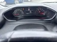 Vue rapprochée du tableau de bord numérique gris d'une Peugeot 208 1.2 PureTech 100 Style essence 2021, boîte manuelle.