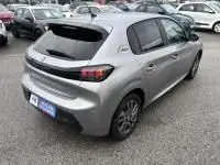 Vue 3/4 arrière droite d'une Peugeot 208 gris 1.2 PureTech 100 Style essence 2021 avec feux arrière LED et toit noir.