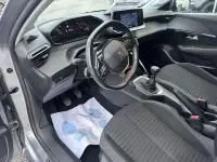 Intérieur de la Peugeot 208 1.2 PureTech 100 Style 2021, vue côté conducteur, volant, tableau de bord et boîte manuelle gris.