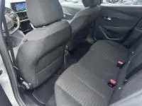 Vue intérieure arrière droite de la Peugeot 208 gris 1.2 PureTech 100 Style 2021, montrant les sièges arrière et partie du tableau de bord.