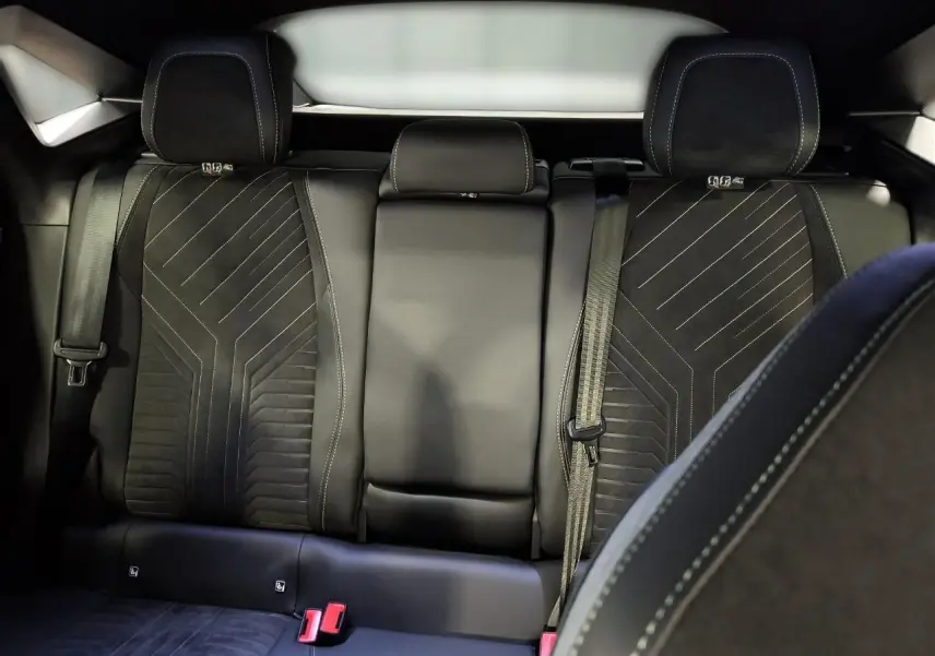 Vue intérieure des sièges arrière en Alcantara noir avec surpiqûres claires du Peugeot 3008 Hybrid 2025.