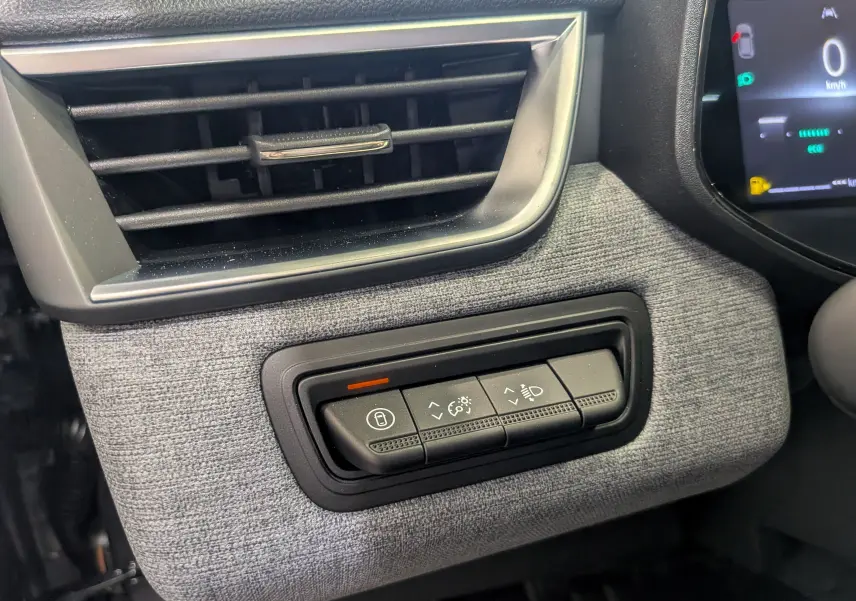 Détail intérieur côté gauche de la planche de bord gris tissu avec commandes d’éclairage et ventilation d’une Renault Clio V 2025.