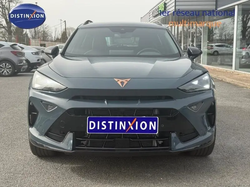 Vue avant d'une CUPRA Formentor bleu Fjord avec logo cuivré et calandre noire brillante sur parking.