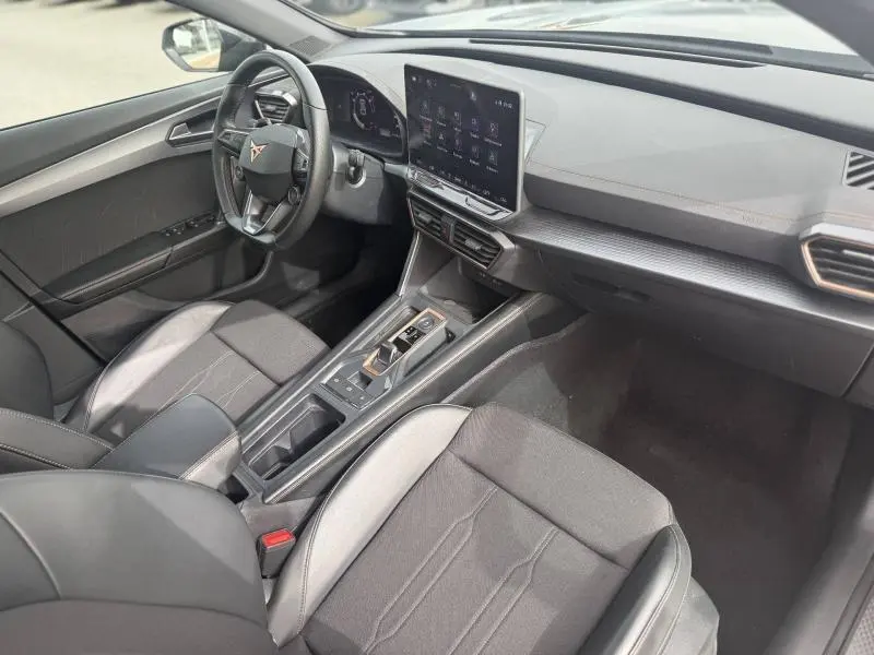 Vue intérieure côté conducteur de la CUPRA Formentor 2025 avec tableau de bord noir et écran tactile central.