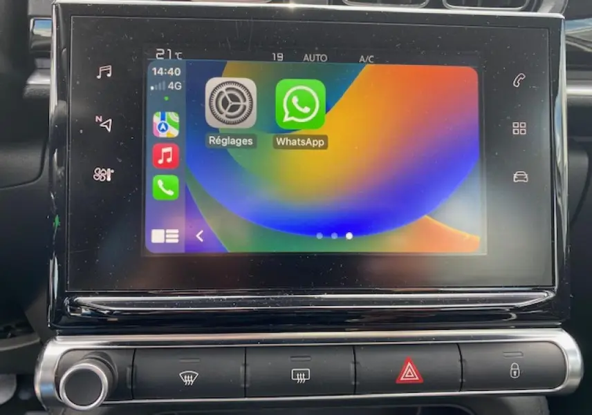 Écran tactile central de la Citroën C3 gris clair, affichant Apple CarPlay avec applications WhatsApp et Réglages.