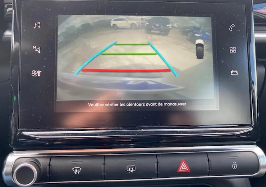Écran tactile intérieur montrant la caméra de recul avec guidage coloré dans une Citroën C3 gris clair.