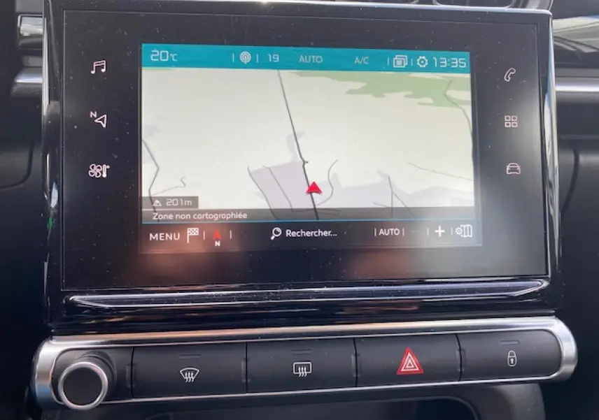 Vue rapprochée de l'écran tactile de navigation CITROEN C3 2017 avec commandes climatisation et alertes.