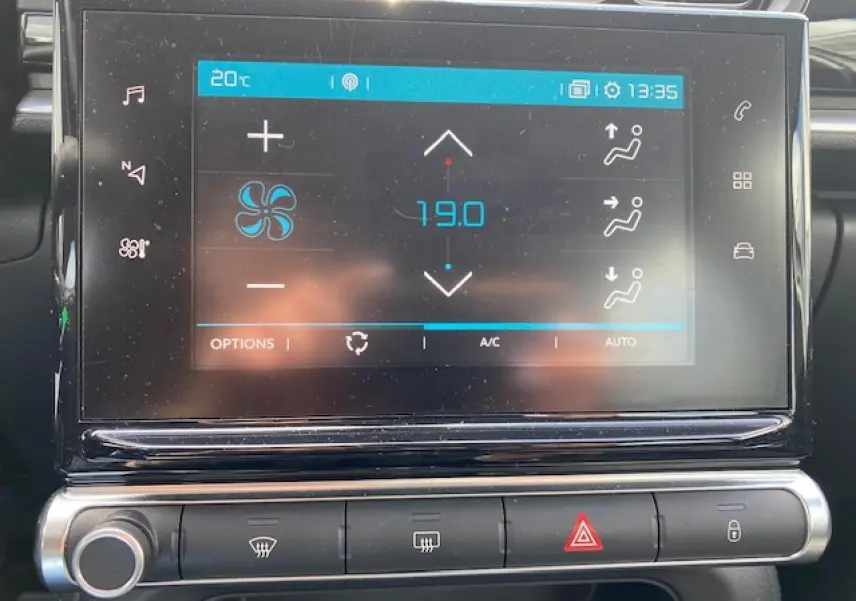 Écran tactile central de la Citroën C3 gris clair montrant la climatisation automatique à 19°C, vue de face.