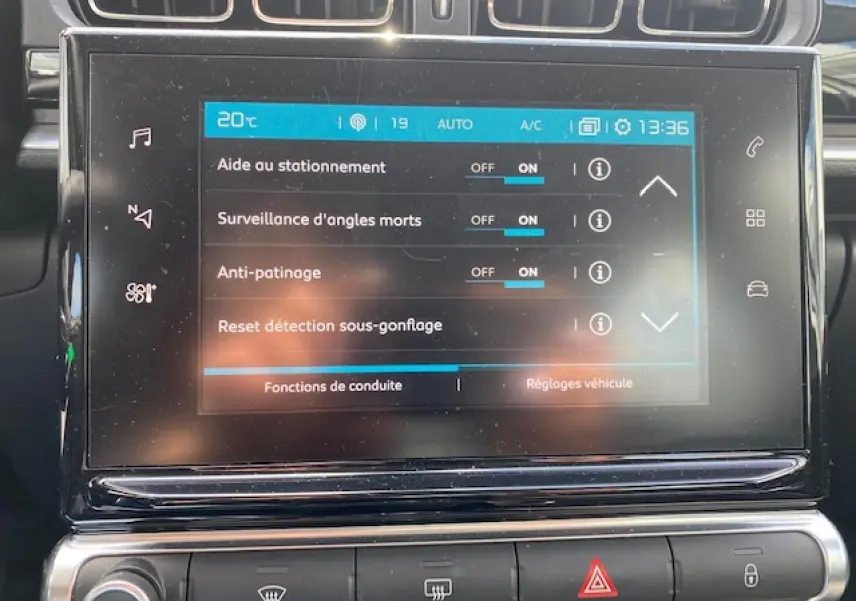Écran tactile central de la Citroën C3 gris clair montrant les réglages d'aide à la conduite et de surveillance d'angles morts.