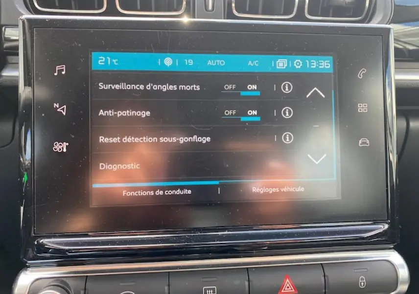 Écran tactile central de la Citroën C3 gris clair affichant les réglages de conduite avec surveillance d'angles morts activée.