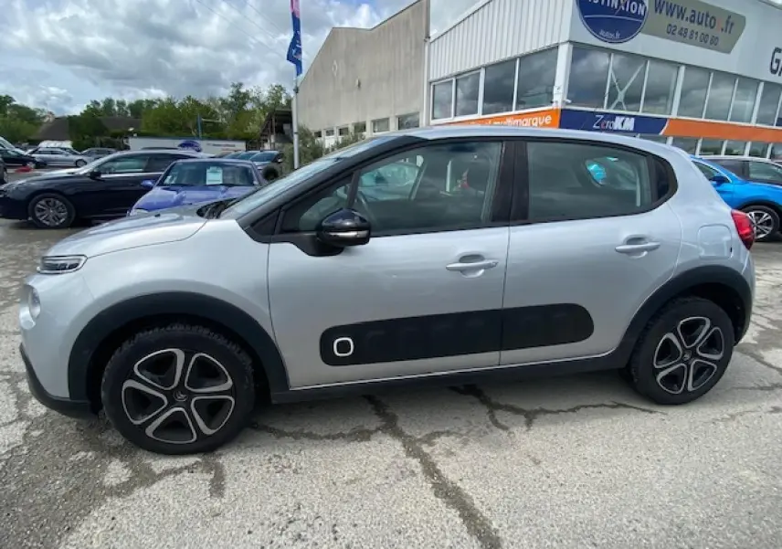 Profil côté gauche d'une Citroën C3 gris clair avec protections latérales noires et jantes 16 pouces en alliage.