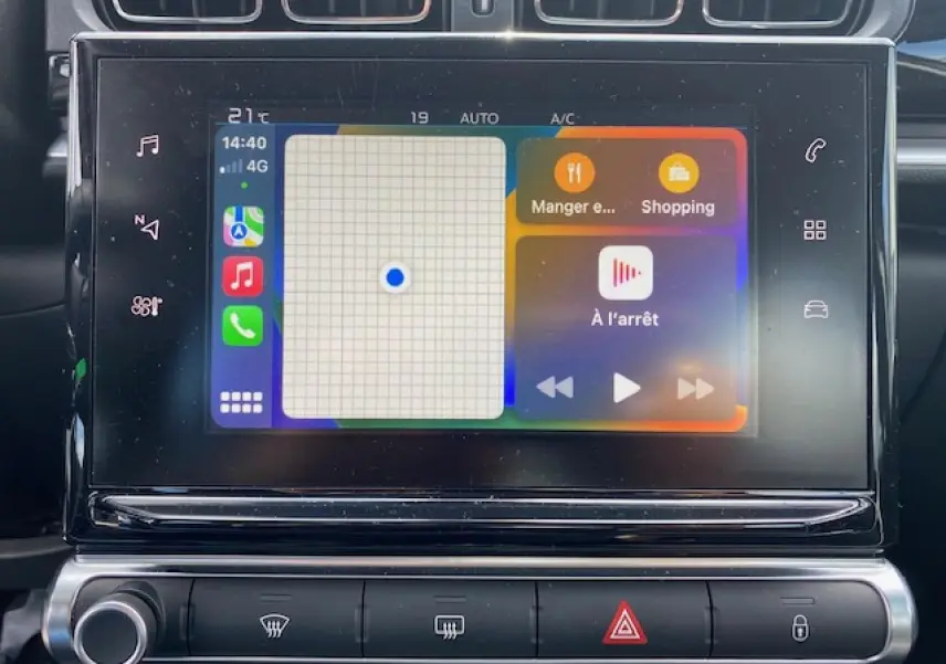 Écran tactile central de la Citroën C3 2017 gris clair affichant Apple CarPlay avec navigation et musique.